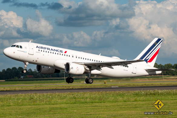 Airbus A320-214